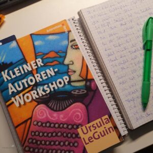Buch: Ursula K LeGuin Kleiner Autoren Workshop, daneben mein Notizbuch